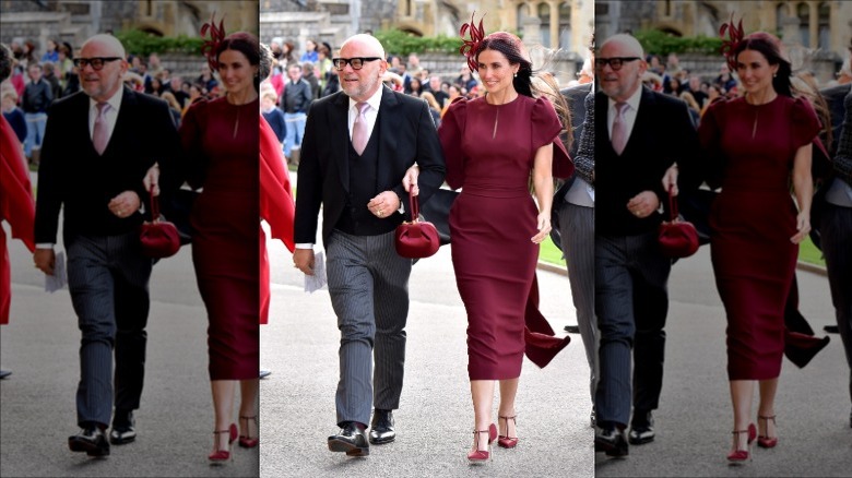 Demi Moore con un vestido morado con una larga cola en la alfombra roja.