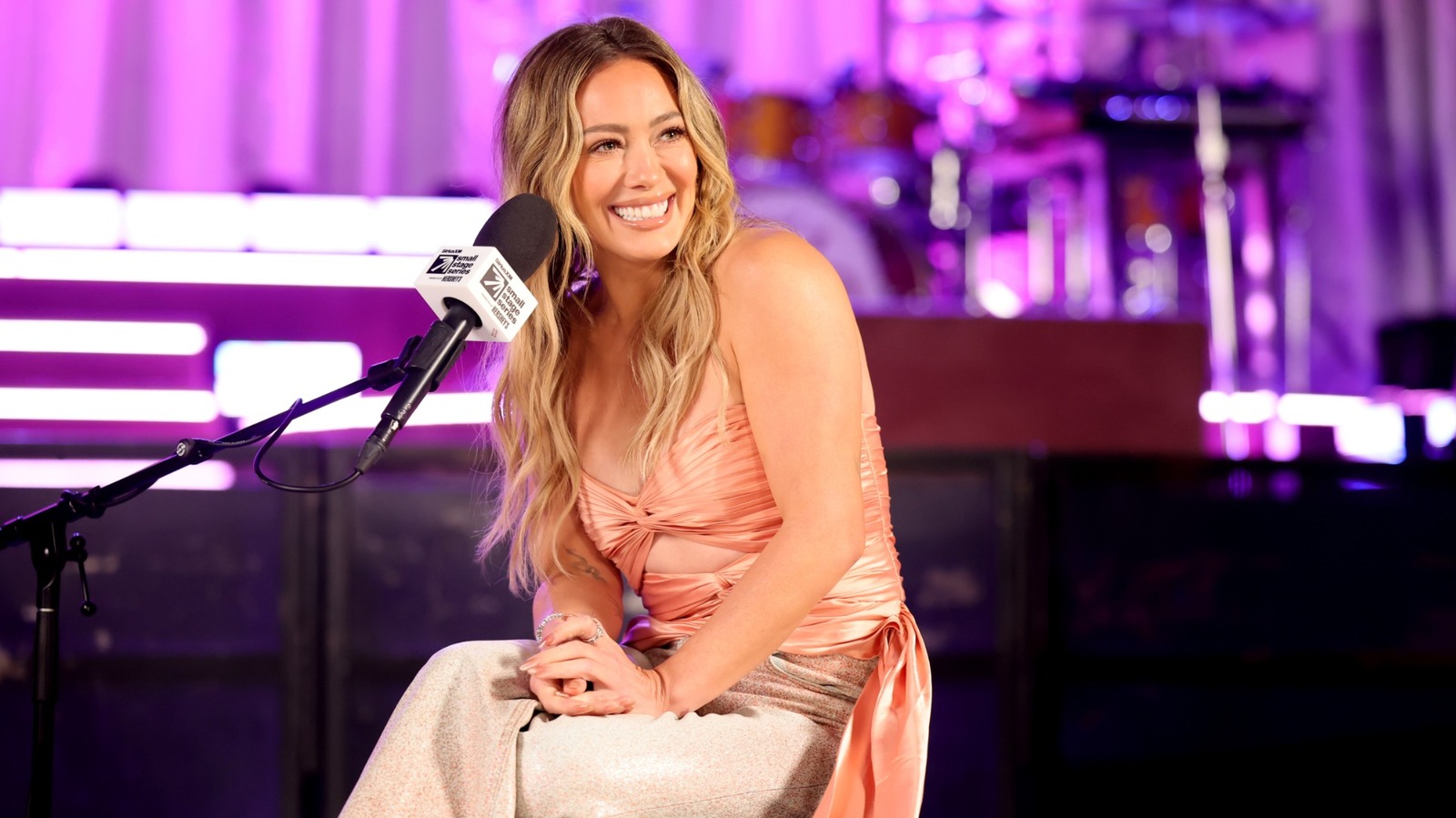 Los jeans y una blusa para salir están de vuelta gracias a Hilary Duff: aquí se explica cómo diseñarlos en 2026