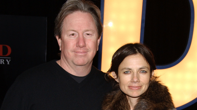 Los cónyuges Mark Fluent y Justine Bateman posan juntos en el estreno de una película en 2007.