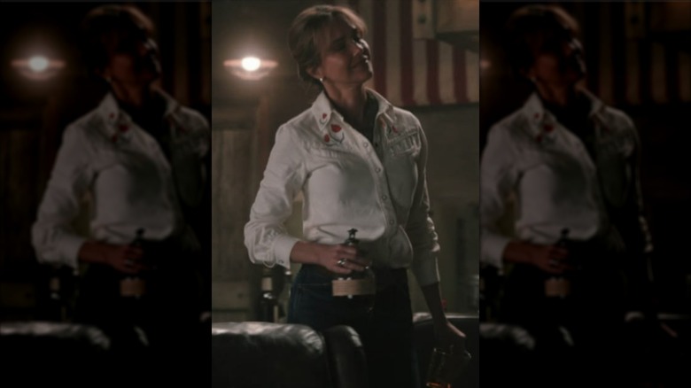 Belle Skinner con una camisa blanca