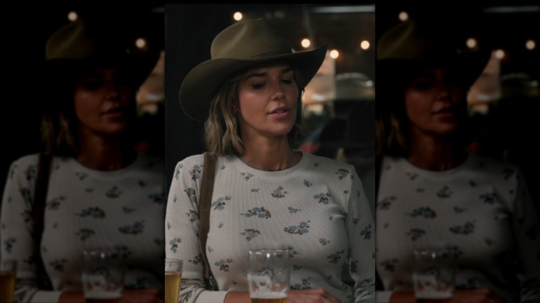 Belle Skinner con un top floral y un sombrero de vaquero.