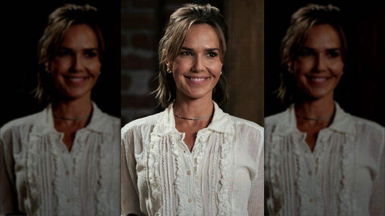 Belle Skinner con una camisa con volantes