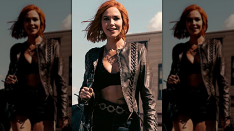 Belle Skinner con minishorts negros y una chaqueta de cuero