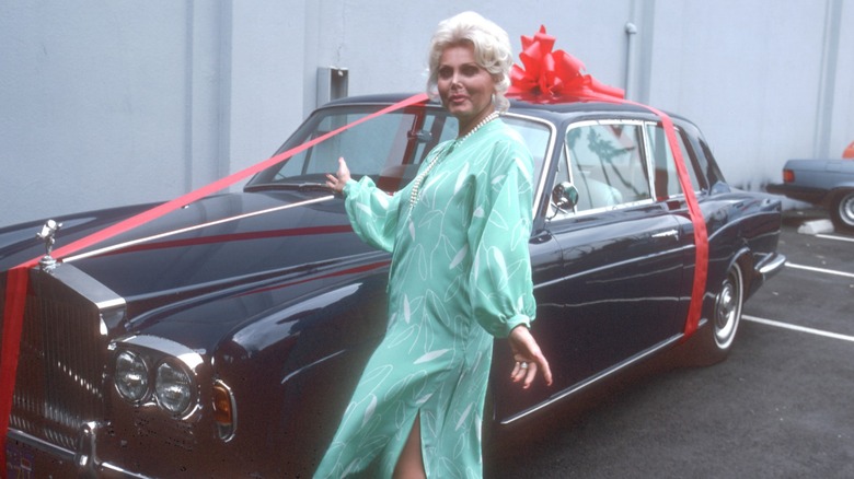Zsa Zsa Gabor posando con su nuevo Rolls Royce en 1978.