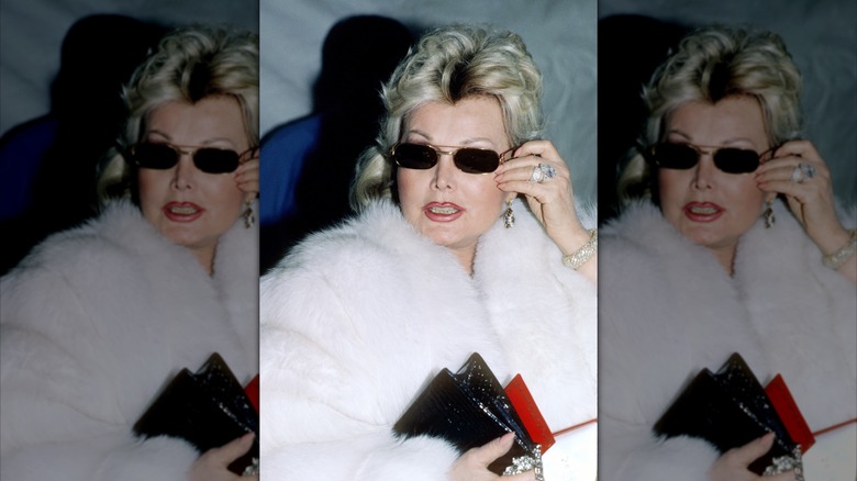 Zsa Zsa Gabor en Nueva York en 1984 con gafas de sol y un abrigo de piel blanco.