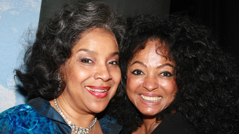 Phylicia Rashad sonríe junto a Diana Ross luciendo una blusa azul