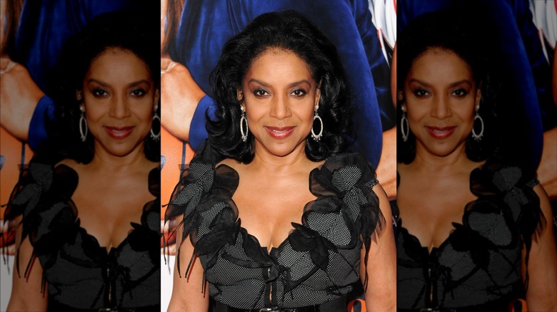 Phylicia Rashad posa con un corte de pelo negro azabache