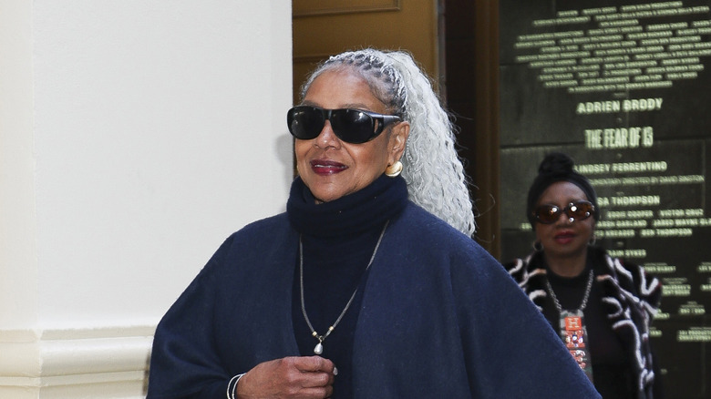 Phylicia Rashad con el pelo recogido en una cola de caballo trenzada y gafas de sol negras