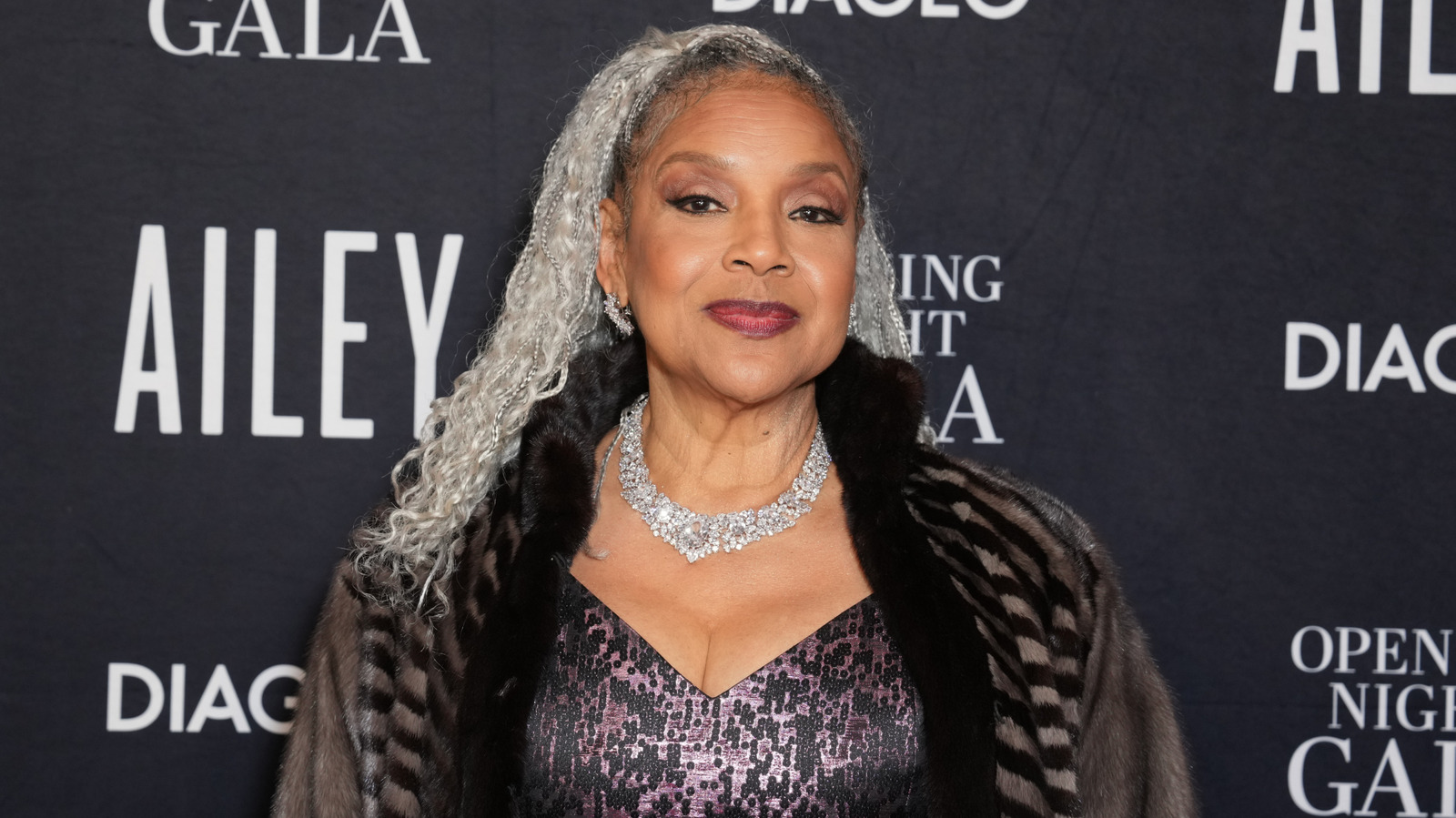 La estrella del programa Cosby, Phylicia Rashad, ha tenido una hermosa transformación de cabello gris