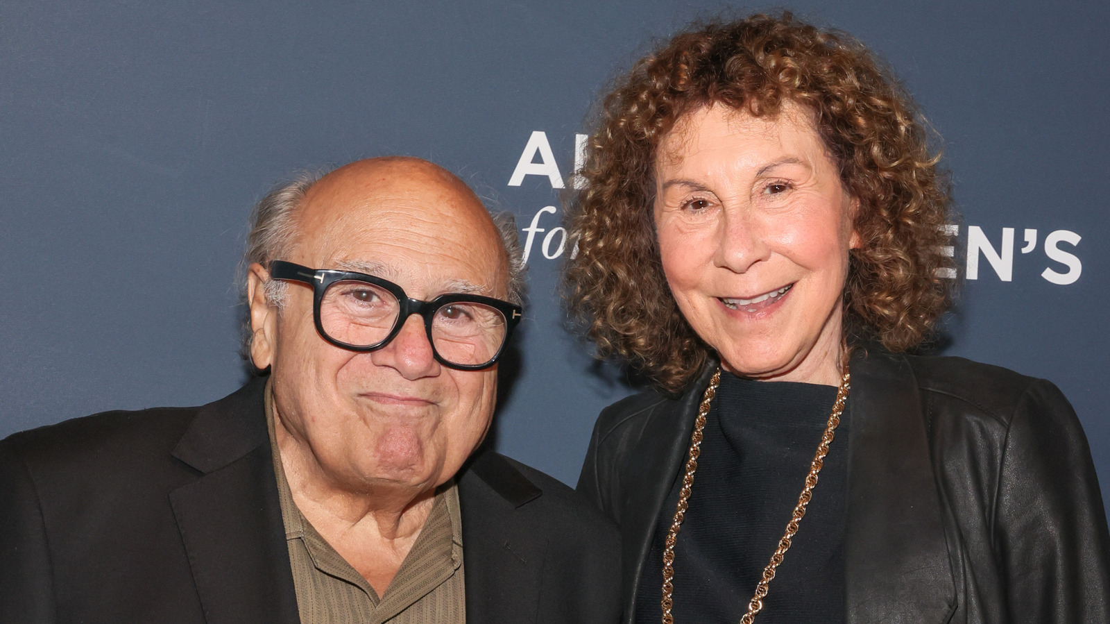 La relación poco convencional de Rhea Perlman y Danny DeVito les funciona y eso es todo lo que importa