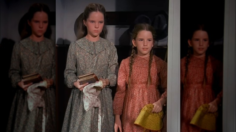 Mary y Laura Ingalls durante un episodio de