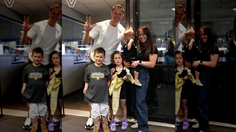 Shawn Johnson, Andrew East y sus tres hijos posan para una foto