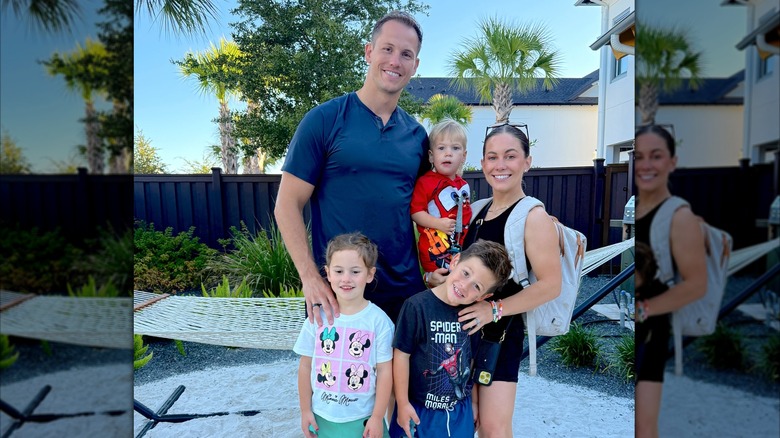 Shawn Johnson, Andrew East y sus hijos sonríen juntos antes de un día en Disney World.