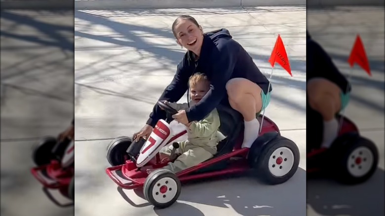 Shawn Johnson viaja en un auto motorizado con su hijo Barrett