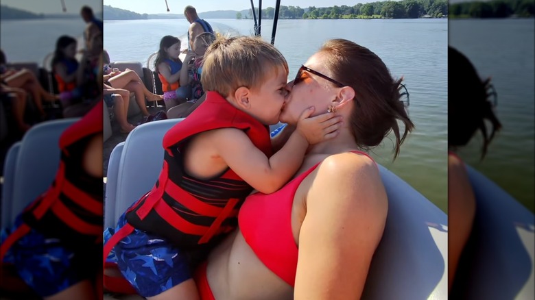 Shawn Johnson besa a su hijo Barrett en el lago