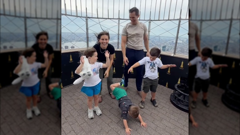 Shawn Johnson, Andrew East y sus hijos en el Empire State Building