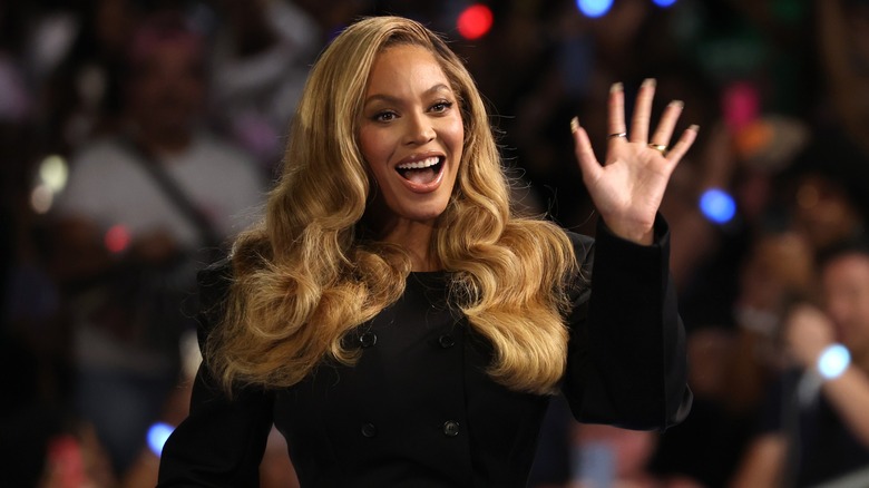 Beyoncé en un mitin de campaña de Kamala Harris en 2024.