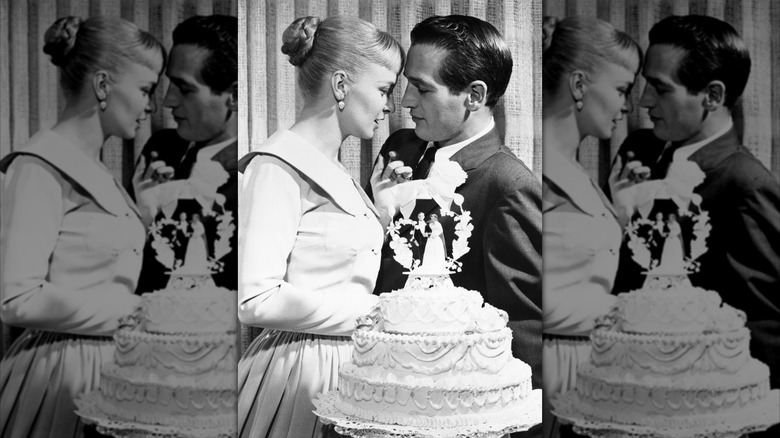 Joanne Woodward y Paul Newman detrás de su tarta de bodas en 1958.