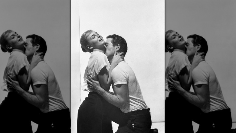 Joanne Woodward y Paul Newman abrazándose apasionadamente en 