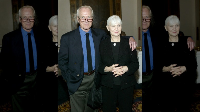 Paul Newman y su esposa Joanne Woodward posando en un evento.