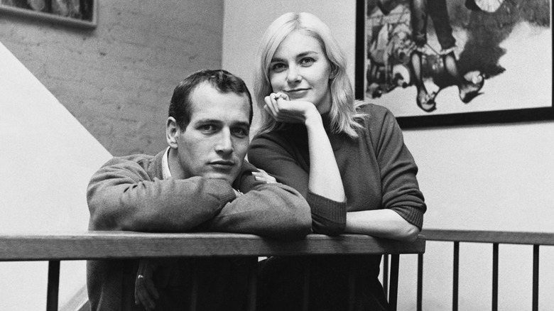 Paul Newman apoyando la cabeza sobre sus brazos cruzados y Joanne Woodward posando con la barbilla en la mano en 1961.
