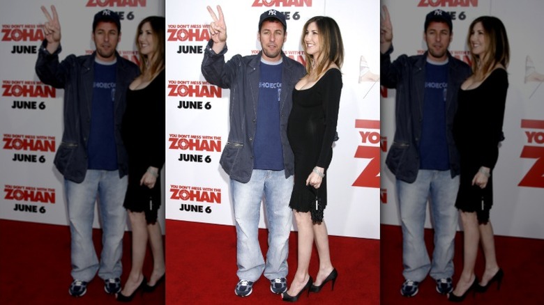 Adam Sandler y su esposa embarazada Jackie en el estreno de una película