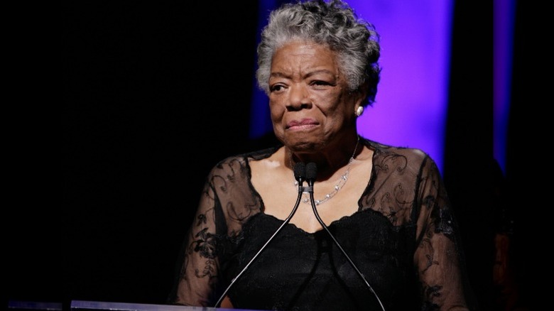 Maya Angelou se encuentra en un podio mientras se dirige a la audiencia.