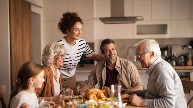 Familia comiendo alrededor de una mesa