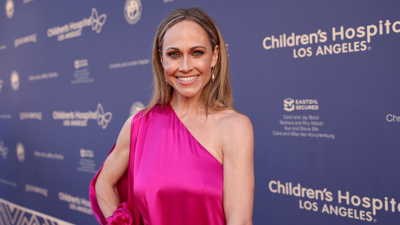 Nikki DeLoach con un vestido rosa de un solo hombro