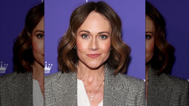 Nikki DeLoach sonríe con su cabello castaño oscuro cortado hasta los hombros