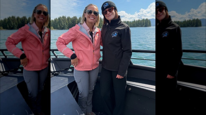 Dylen Dreyer con una chaqueta rosa en un barco