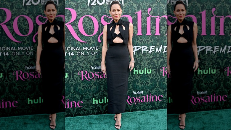 Minnie Driver posando en un estreno luciendo un vestido negro con aberturas alrededor del pecho.