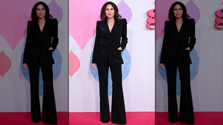 Minnie Driver en la alfombra roja con un traje de lunares blancos y negros.