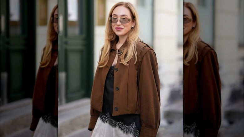 Sonia Lyson con una chaqueta marrón y una camisola negra durante la Semana de la Moda de Copenhague en agosto de 2025.