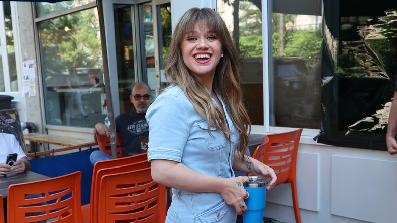 Kelly Clarkson fue vista en Nueva York en 2024 con un traje azul claro.