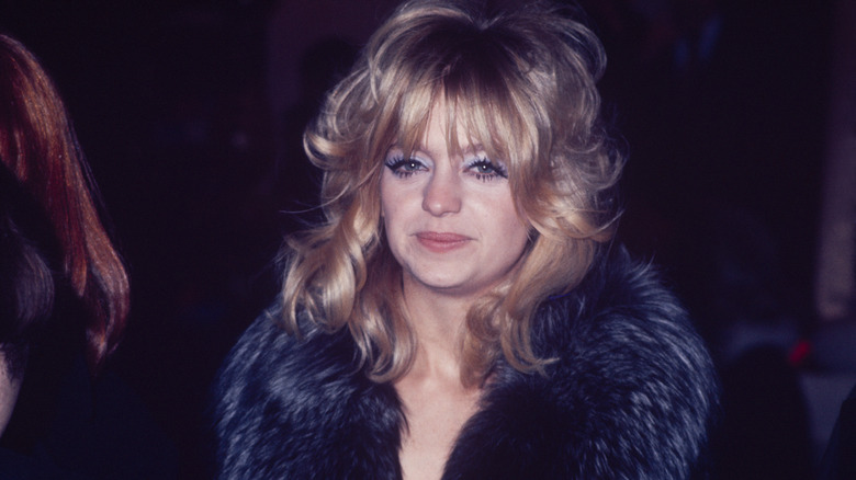 Goldie Hawn con rizos, flequillo y sombra de ojos azul en 1970