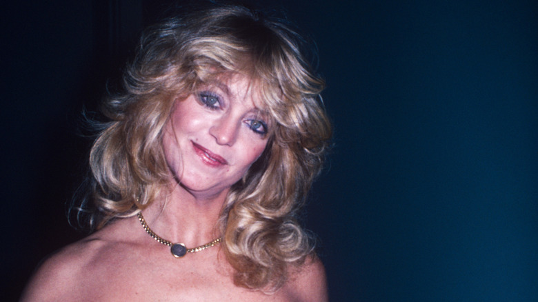 Goldie Hawn con rubor y labios atrevidos