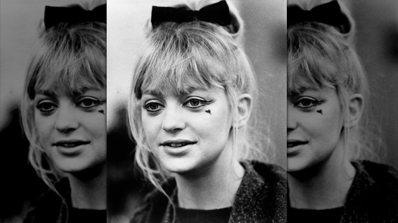 Goldie Hawn luce un delineador de ojos único y un corazón en su rostro