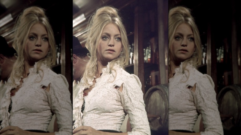 Goldie Hawn con un recogido desordenado mientras filma 
