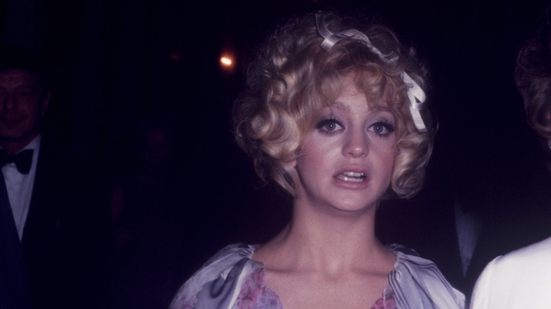 Goldie Hawn con una colmena rizada y un lazo en 1970