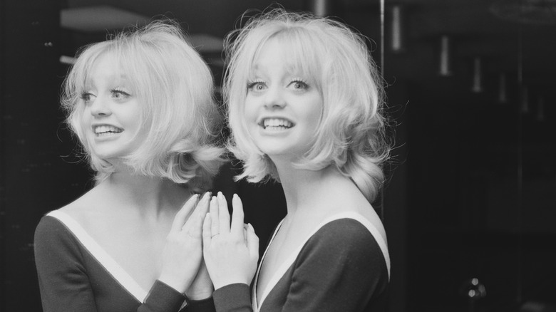 Goldie Hawn lleva un bob desordenado en 1970