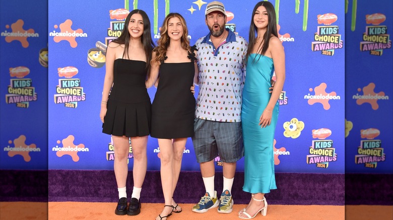 Sunny Sandler, Jackie Sandler, Adam Sandler y Sadie Sandler asisten a los Nickelodeon's Kids' Choice Awards 2024 en Barker Hangar el 13 de julio de 2024