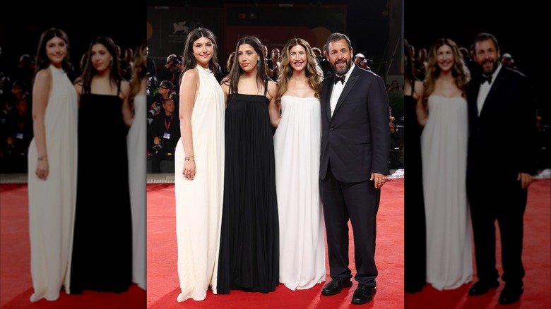Sunny Madeline Sandler, Sadie Madison Sandler, Jackie Sandler y Adam Sandler asisten al 