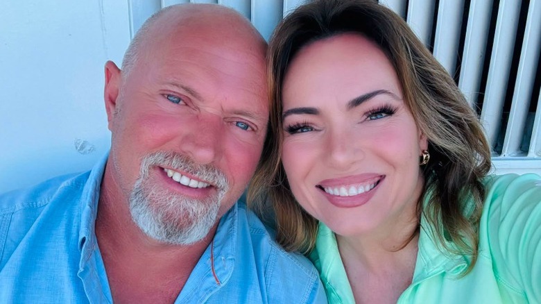Jeff Lawrence y Lisa Robertson sonríen juntos en una selfie