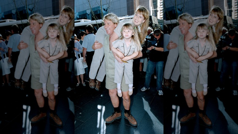 Steve Irwin sosteniendo a Terri Irwin y Bindi Irwin
