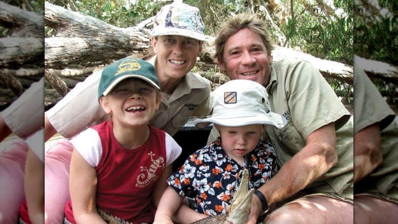 Steve Irwin, Terri Irwin, Bindi Irwin y Robert Irwin sosteniendo un cocodrilo bebé