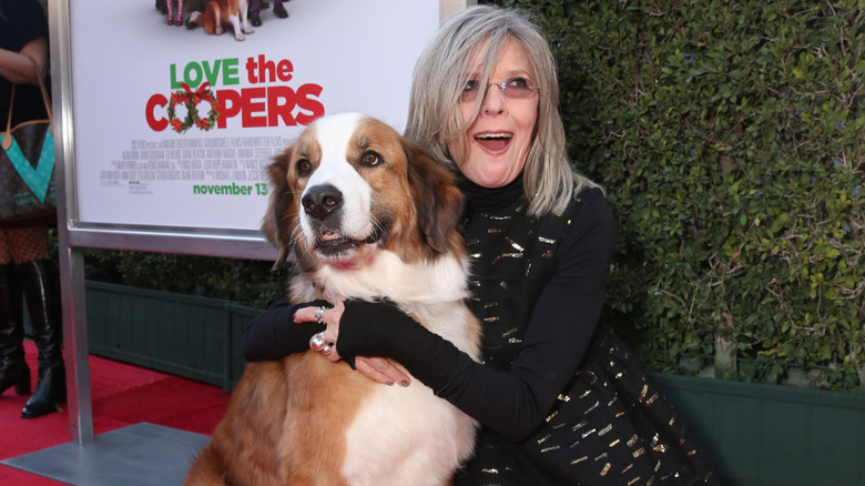 Diane Keaton abrazando a un perro en el estreno de Love the Coopers en 2015.