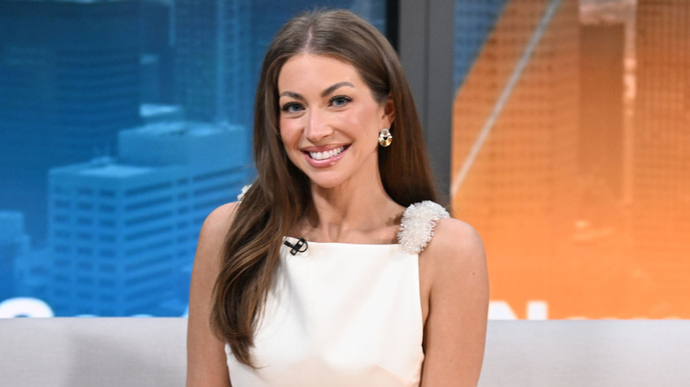 Stassi Schroeder con cabello castaño medio