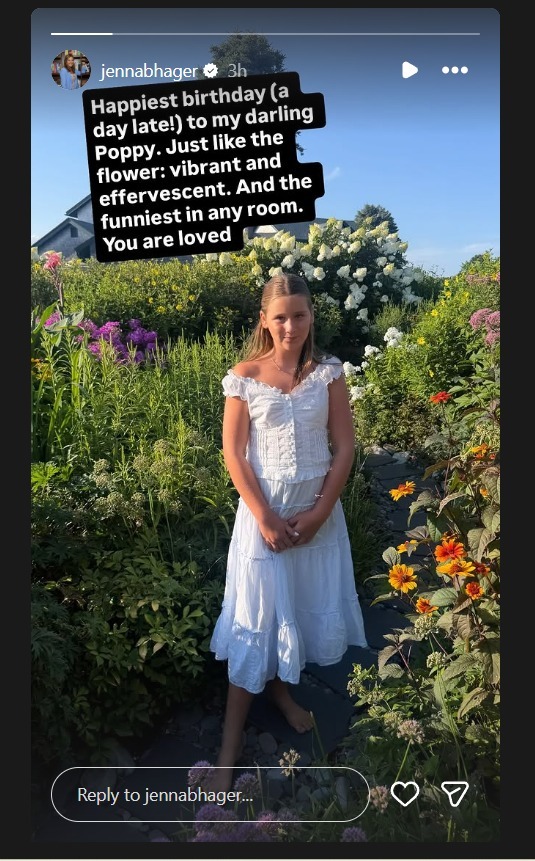 Poppy con un vestido blanco en un jardín con un mensaje de feliz cumpleaños de su madre Jenna Bush Hager