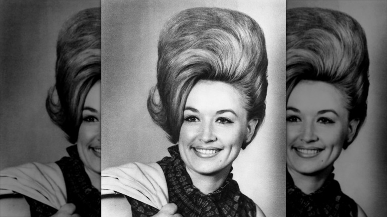 Una fotografía en blanco y negro de Dolly Parton con una enorme peluca combinada.